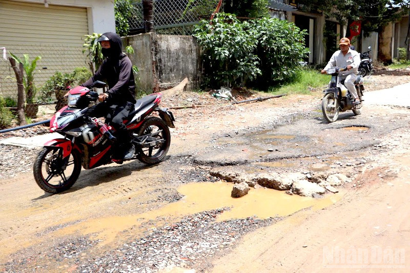 Nhiều đoạn mặt đường ổ voi, ổ gà gây ngập vào mùa mưa, bụi bặm vào mùa nắng. (Ảnh: ĐÌNH TĂNG) ndo_br_ncao5.jpg