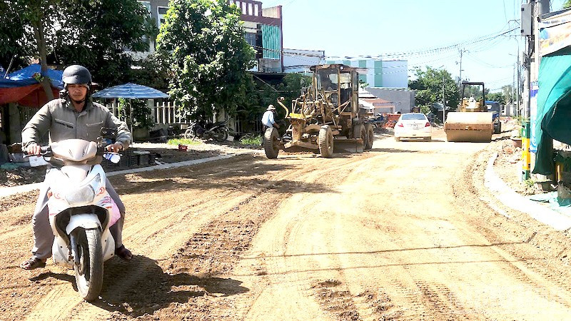 Tuyến đường thi công ì ạch, kéo dài khiến người dân 2 bên đường và người tham gia giao thông qua đây rất bức xúc. (Ảnh: ĐÌNH TĂNG) ndo_br_ncao11.jpg