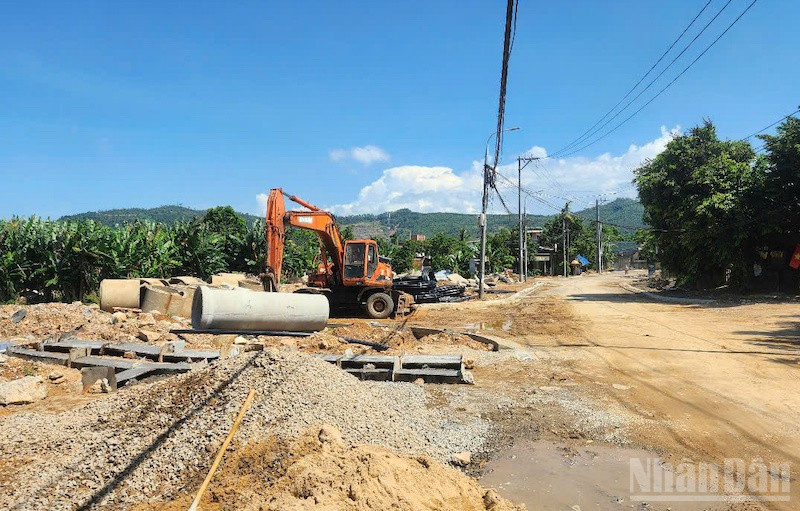 Theo người dân, thời gian thi công khá bất thường, nhiều khi máy móc đậu bên đường trong nhiều ngày không với trạng thái bất động, đứng yên. (Ảnh: ĐÌNH TĂNG) ndo_br_ncao9.jpg