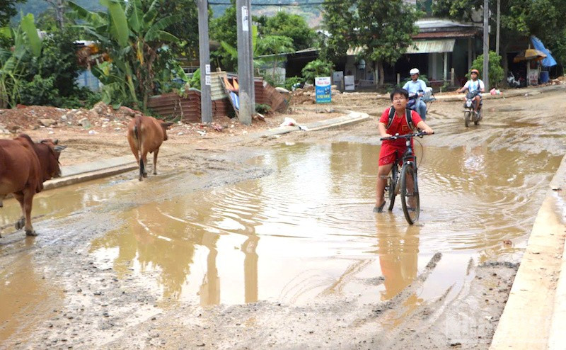 Khó hình dung nổi đây là tuyến đường thuộc thành phố Đà Nẵng hiện đại. (Ảnh: ĐÌNH TĂNG) ndo_br_ncao1.jpg