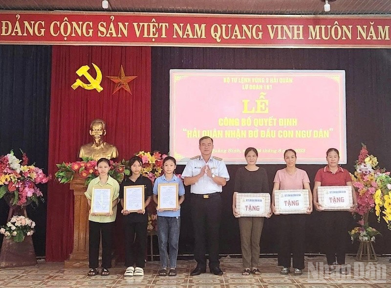 Chuẩn Đô đốc Nguyễn Đăng Tiến, Bí thư Đảng ủy, Chính ủy Vùng 3 Hải quân tặng quà gia đình con ngư dân nhận đỡ đầu tại Quảng Bình (Ảnh: Vùng 3 Hải quân cung cấp) ndo_br_hq7.jpg