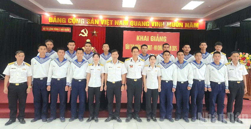 Đại diện lãnh đạo, giáo viên, trợ giáo của Trung tâm huấn luyện chuyên môn kỹ thuật-nghiệp vụ Vùng 3 Hải quân và các học viên chụp hình lưu niệm. (Ảnh: ĐÌNH TĂNG) ndo_br_v3hq1.jpg