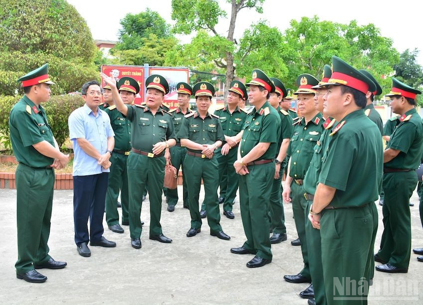 Thượng tướng Hoàng Xuân Chiến, Ủy viên Trung ương Đảng, Ủy viên Thường vụ Quân ủy Trung ương, Thứ trưởng Quốc phòng thăm, kiểm tra tại Ban Chỉ huy Quân sự thị xã Điện Bàn và Thị ủy Điện Bàn. (Ảnh: ĐÌNH TĂNG)