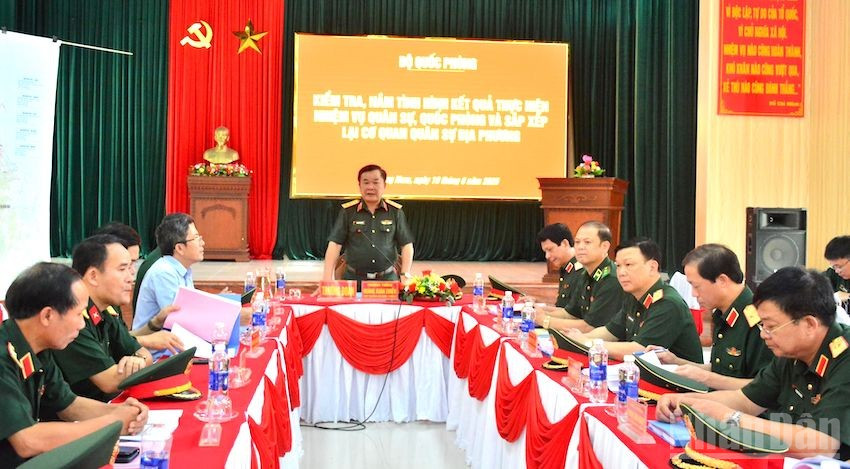 Thượng tướng Hoàng Xuân Chiến phát biểu tại buổi làm việc với Ban Chỉ huy Quân sự thị xã Điện Bàn. (Ảnh: ĐÌNH TĂNG) ndo_br_4.jpg
