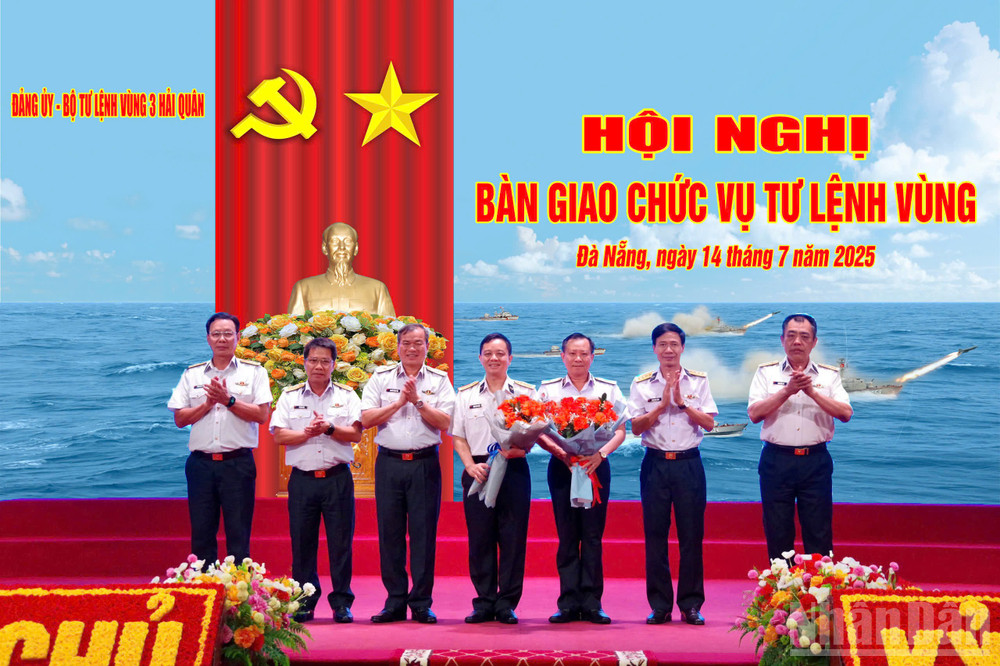 Tập thể Ban Thường vụ Đảng ủy, Thủ trưởng Bộ Tư lệnh Vùng 3 tặng hoa chúc mừng hai đồng chí: Chuẩn Đô đốc Nguyễn Thiên Quân và Đại tá Phạm Anh Tuấn. (Ảnh: ĐÌNH TĂNG) ndo_br_hqv33.jpg