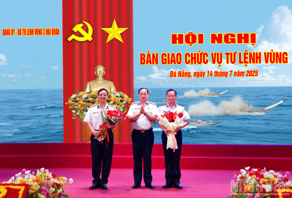 Phó Đô đốc Trần Thanh Nghiêm, Ủy viên Trung ương Đảng, Tư lệnh Hải quân tặng hoa chúc mừng hai đồng chí được bổ nhiệm chức vụ mới. (Ảnh: ĐÌNH TĂNG) ndo_br_hqv31.jpg