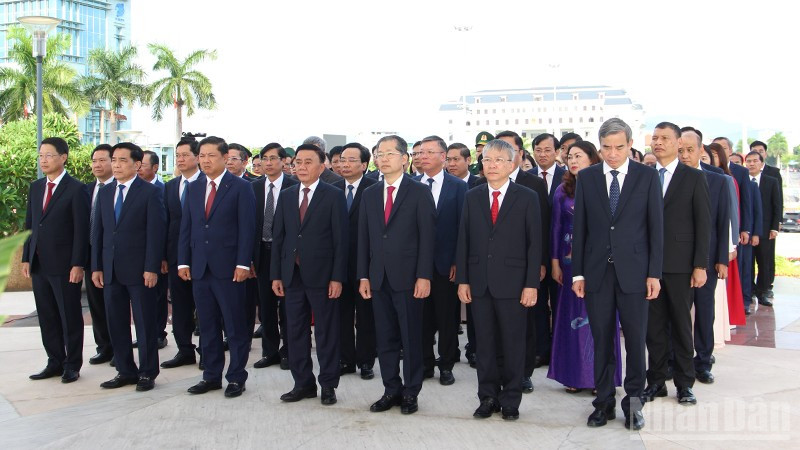 Đồng chí Trần Cẩm Tú dẫn đầu đoàn công tác tiến hành dâng hoa, dâng hương tưởng niệm các anh hùng liệt sĩ tại Đài Tưởng niệm thành phố Đà Nẵng. (Ảnh: ĐÌNH TĂNG) ndo_br_le-dang-huong-1.jpg