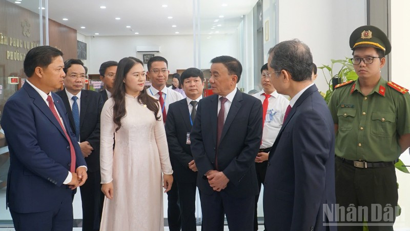 Đồng chí Trần Cẩm Tú đã đến kiểm tra công tác triển khai mô hình chính quyền địa phương 2 cấp tại phường Hải Châu. (Ảnh: Nhóm PV)