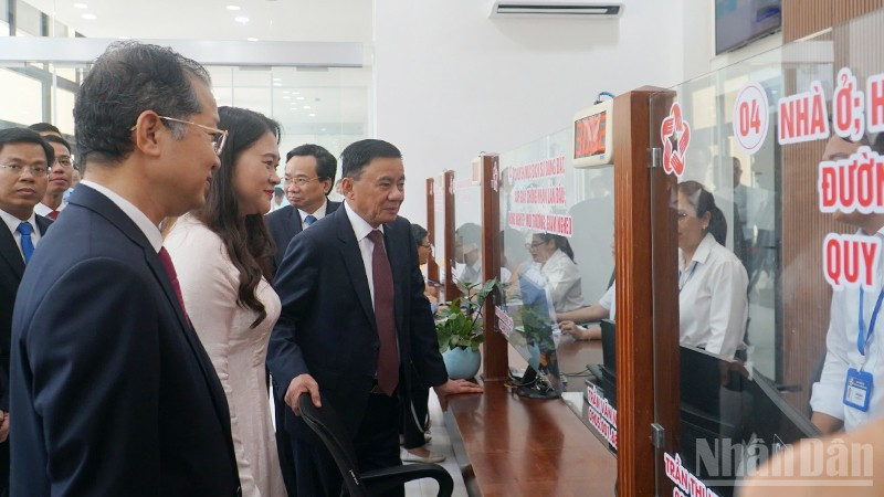 Qua kiểm tra thực tế, đồng chí Trần Cẩm Tú ghi nhận nỗ lực của chính quyền cơ sở trong việc duy trì hoạt động thông suốt ngay sau khi sáp nhập. (Ảnh: Nhóm PV) ndo_br_tham-tt-dv-hc-cong.jpg