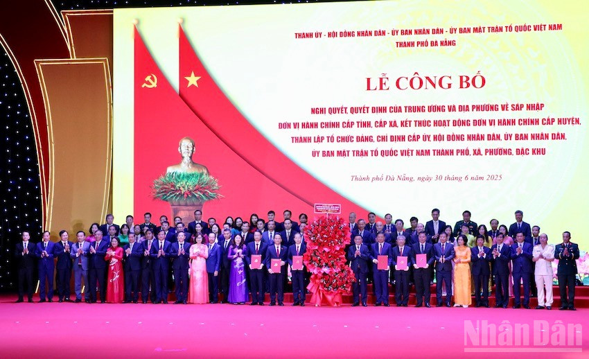 Thường trực Ban Bí thư Trần Cẩm Tú trao Quyết định của Bộ Chính trị về thành lập Đảng bộ thành phố Đà Nẵng mới và tặng hoa chúc mừng. (Ảnh: Nhóm PV) ndo_br_congbo4.jpg