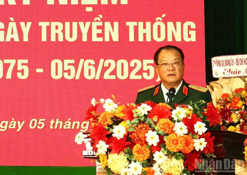 Thiếu tướng Cao Phi Hùng, Ủy viên Ban Thường vụ Đảng ủy, Phó Tư lệnh Quân khu 5 phát biểu chỉ đạo tại buổi lễ. (Ảnh: ĐÌNH TĂNG).