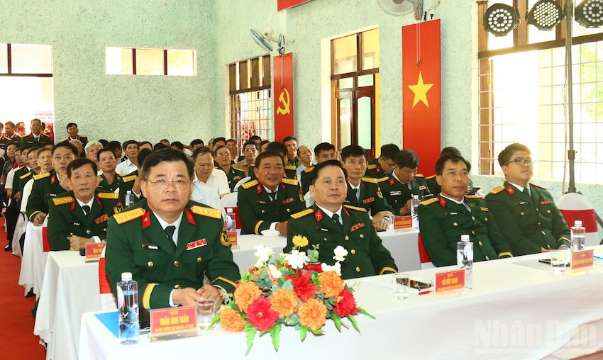Tham dự buổi lễ có lãnh đạo các cơ quan chức năng Quân khu, cấp ủy, chính quyền địa phương, các đơn vị bạn cùng cán bộ, chỉ huy Kho K52 qua các thời kỳ. (Ảnh: ĐÌNH TĂNG). ndo_br_kho1.jpg