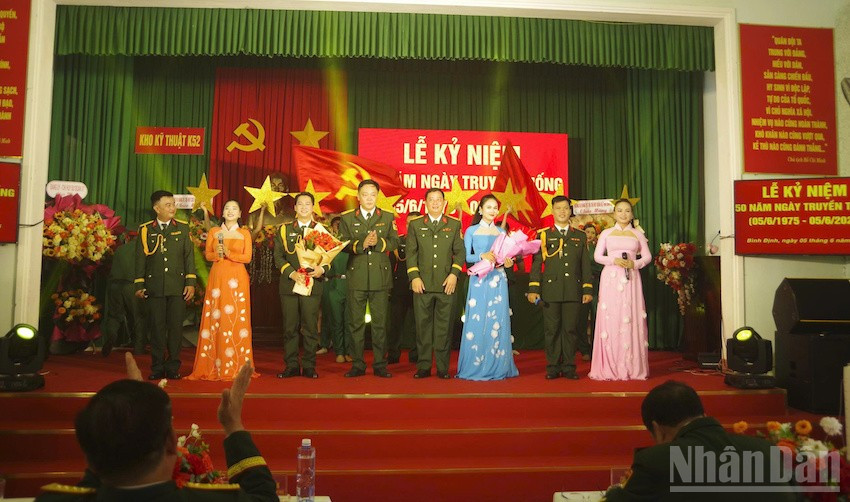 Đại diện Chỉ huy Kho K52 tặng hoa chúc mừng đội văn nghệ tại buổi lễ. (Ảnh: ĐÌNH TĂNG). ndo_br_kho4.jpg