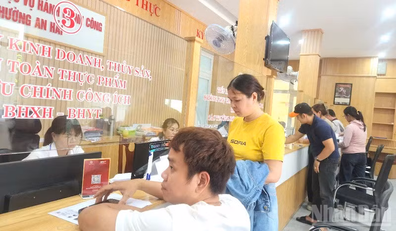 Công dân đến Trung tâm Phục vụ Hành chính công phường An Hải để thực hiện các giao dịch hành chính công. (Ảnh: ĐÌNH TĂNG)
