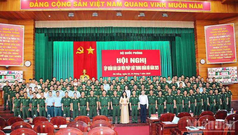 Các đại biểu chụp ảnh lưu niệm tại hội nghị. (Ảnh: ĐÌNH TĂNG) ndo_br_pl5.jpg