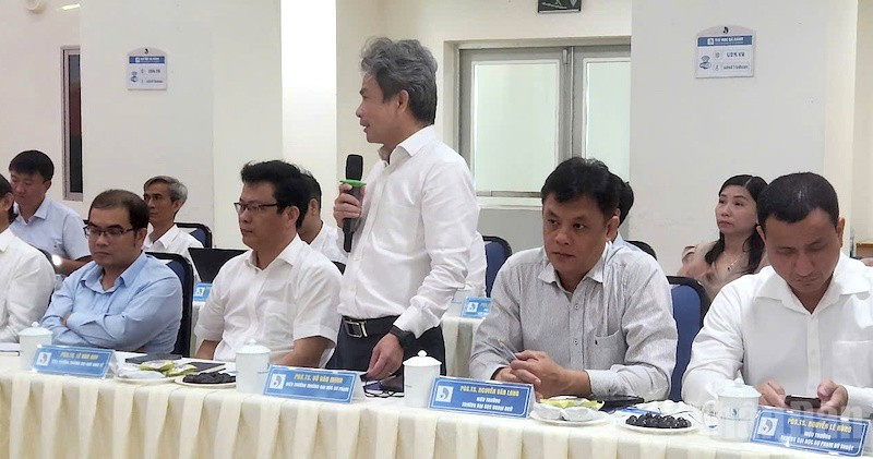 Các đại biểu trao đổi, thảo luận tại buổi làm việc. (Ảnh: ĐÌNH TĂNG) ndo_br_dhdn1.jpg