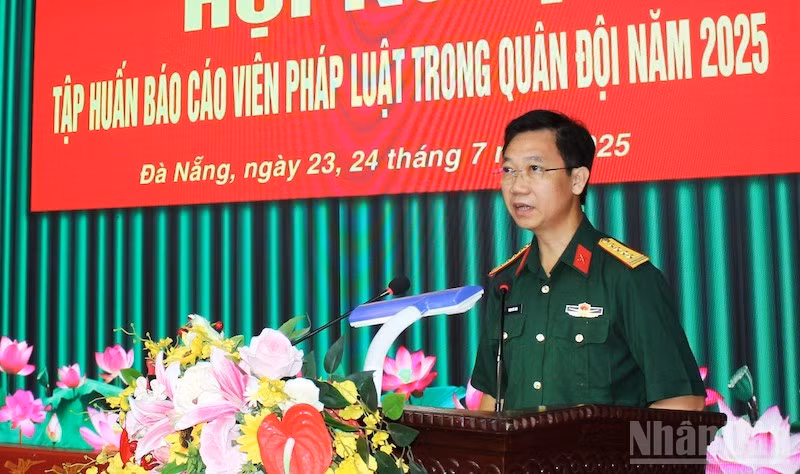 Đại tá Phạm Đức Hoài, Phó Cục trưởng Cục Pháp chế (Bộ Quốc phòng) phát biểu khai mạc hội nghị. (Ảnh: ĐÌNH TĂNG)
