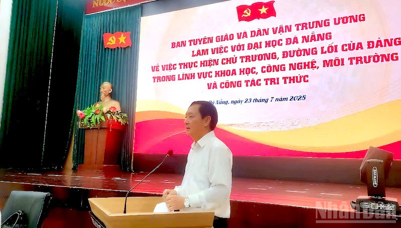 Đồng chí Huỳnh Thành Đạt, Phó Trưởng Ban Tuyên giáo và Dân vận Trung ương phát biểu tại buổi làm việc. (Ảnh: ĐÌNH TĂNG)
