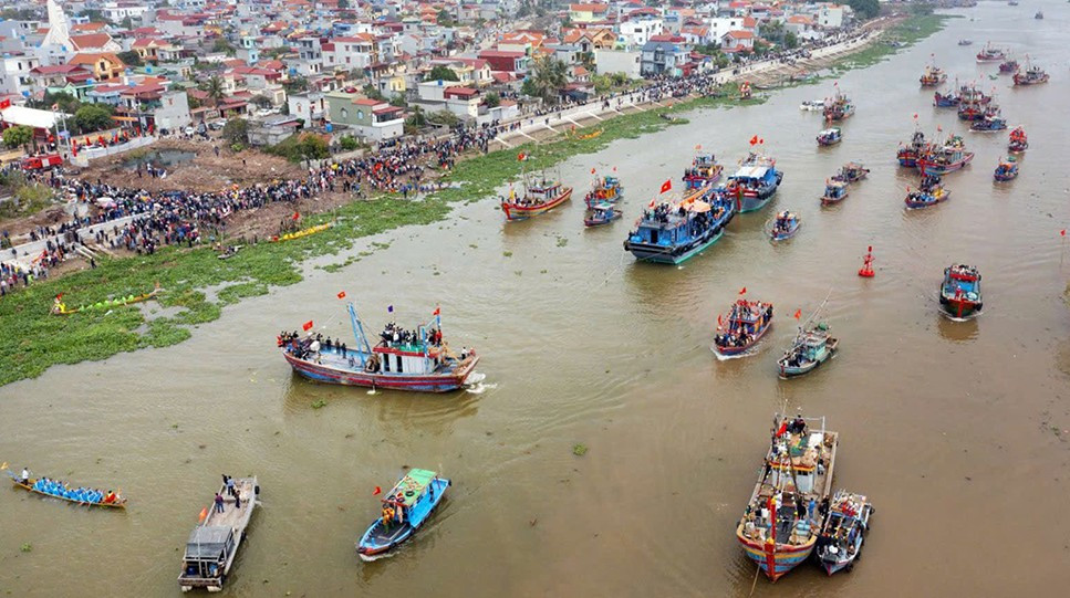 Tàu thuyền ra vào tấp nập trên sông Diêm Hộ, thị trấn Diêm Điền.