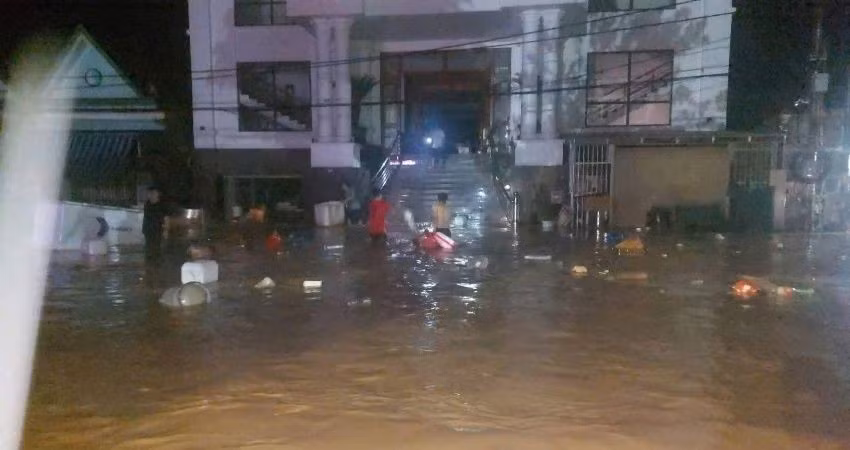 Trung tâm xã Mường Xén (huyện Kỳ Sơn cũ) chìm trong biển nước trong đêm 22/7.