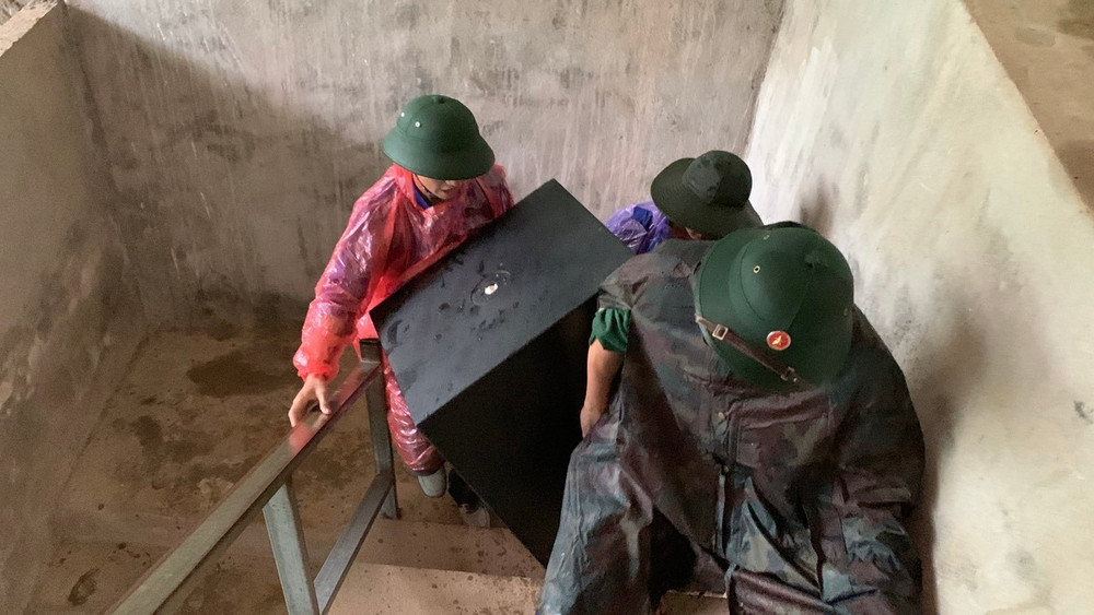 Ngay khi nhận được thông tin, Đồn Biên phòng Nhôn Mai, Ban chỉ huy Bộ đội Biên phòng Nghệ An đã cử lực lượng khẩn trương phối hợp với chính quyền địa phương và các lực lượng tại chỗ tổ chức di dời tài sản, hỗ trợ người dân đến nơi an toàn. anh-6.jpg