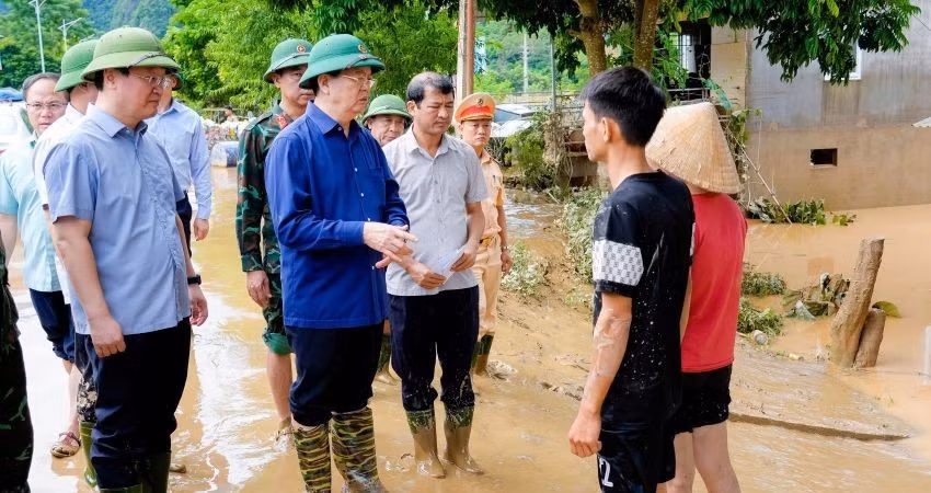Phó Thủ tướng Chính phủ Mai Văn Chính thăm hỏi, động viên những gia đình bị ngập sâu tại xã Con Cuông.