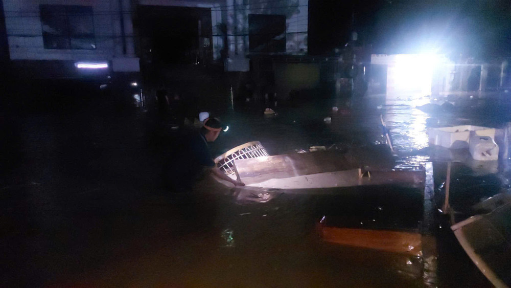 Nhiều hộ dân bị ngập, đồ đạc bị cuốn trôi. z6831375272859-265f29b9459bf1de800b474154516a4a.jpg