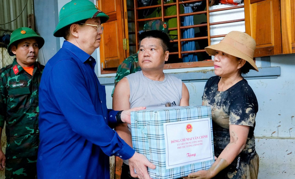 Phó Thủ tướng Mai Văn Chính tặng quà, động viên các hộ gia đình sớm vượt qua khó khăn, ổn định cuộc sống. z6836151812867-7e266130da5fa2fa763a65ce7830c65a.jpg