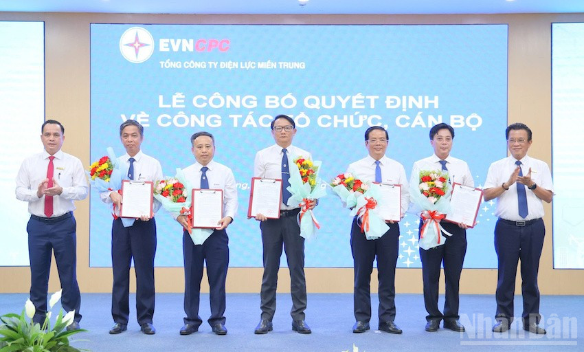 Lãnh đạo 6 Công ty điện lực mới được thành lập trên cơ sở sáp nhập các đơn vị hành chính nhận Quyết định do lãnh đạo EVNCPC trao tại buổi lễ. (Ảnh: ĐÌNH TĂNG)