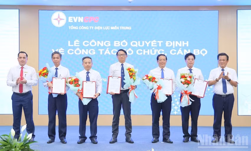 Lãnh đạo 6 Công ty điện lực mới được thành lập trên cơ sở sáp nhập các đơn vị hành chính nhận Quyết định do lãnh đạo EVNCPC trao tại buổi lễ. (Ảnh: ĐÌNH TĂNG)