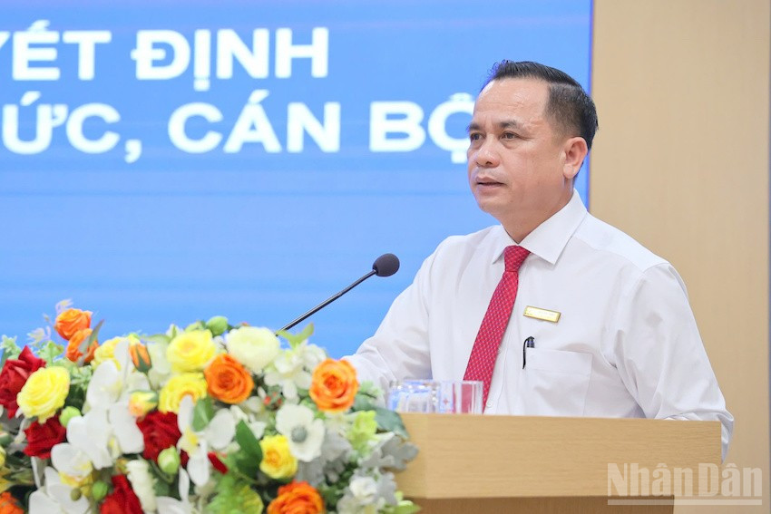 Phát biểu tại buổi lễ, Bí thư Đảng ủy, Chủ tịch Hội đồng thành viên EVNCPC Nguyễn Thanh nhấn mạnh việc thành lập các đơn vị mới là bước đi quan trọng nhằm tổ chức lại bộ máy theo hướng hiện đại, chuyên nghiệp, linh hoạt hơn trong quản lý, vận hành. (Ảnh: ĐÌNH TĂNG) ndo_br_evncpc112.jpg