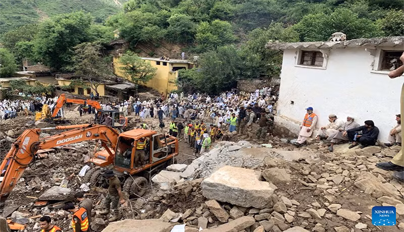 Người dân theo dõi lực lượng cứu hộ tìm kiếm nạn nhân trong đống đổ nát của những ngôi nhà bị sập sau trận mưa lớn ở quận Swabi, tỉnh Khyber Pakhtunkhwa, tây bắc Pakistan. (Ảnh: THX)