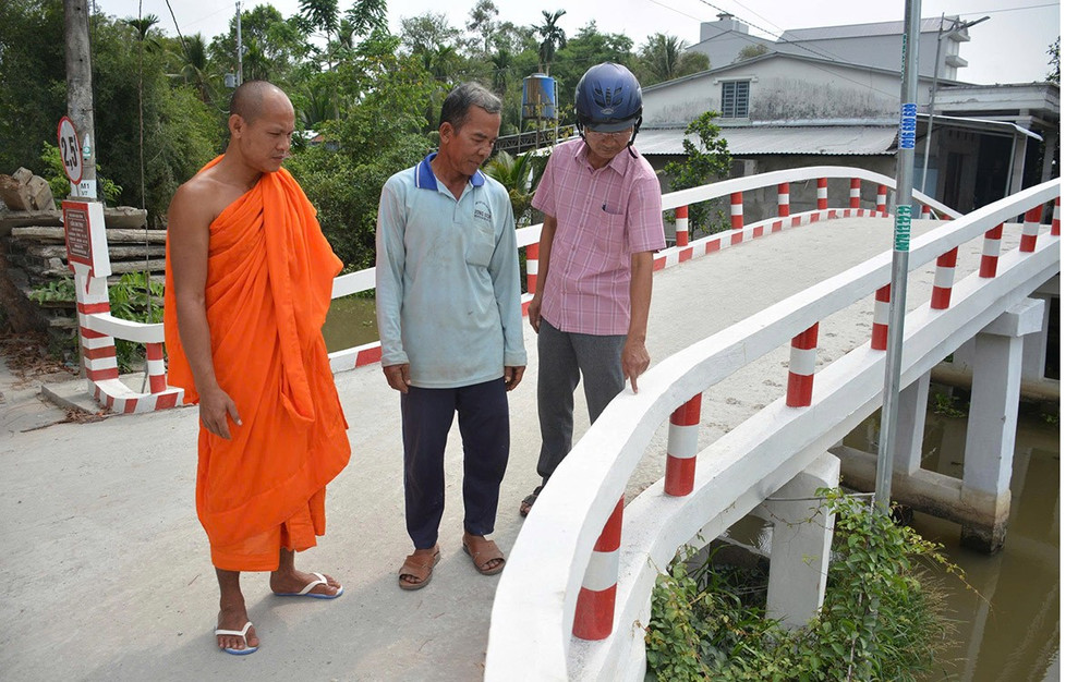 Cầu An Trụ, xã Gò Quao do ông Danh Hùng (giữa) thiết kế, xây dựng. 4.jpg