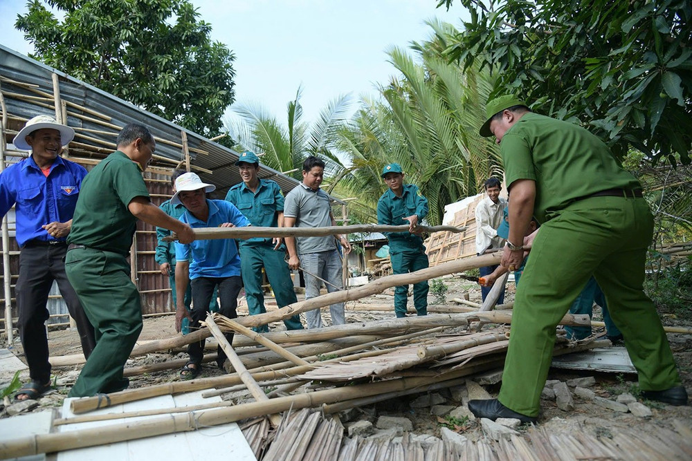 Lực lượng vũ trang tỉnh Kiên Giang (cũ) tham gia xây cất nhà cho dân trong chương trình “Xóa nhà tạm, nhà dột nát”. 7.jpg