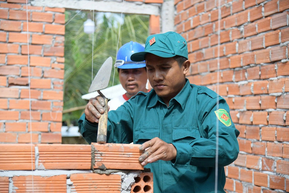 Lực lượng dân quân tỉnh Kiên Giang tham gia xây cất nhà cho dân trong chương trình “Xóa nhà tạm, nhà dột nát”. 6.jpg