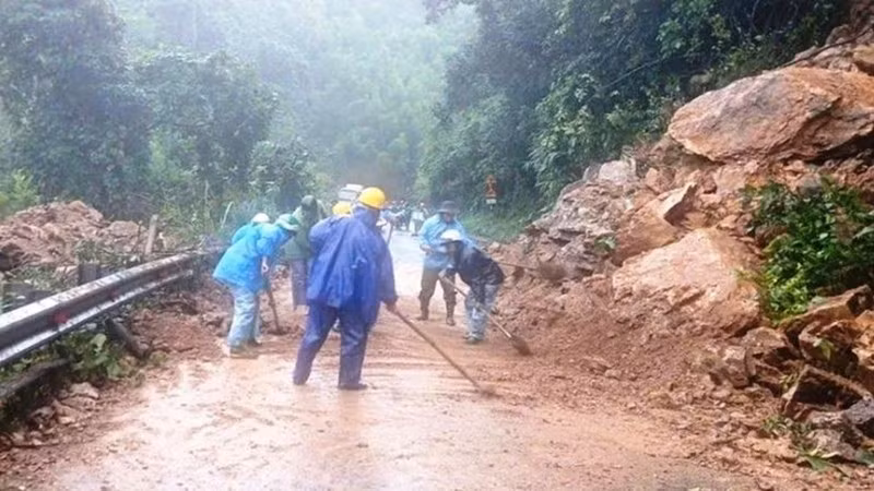 Hạt quản lý đường bộ cùng chính quyền nỗ lực khắc phục sạt lở đường Hồ Chí Minh qua xã A Lưới 1, thành phố Huế. (Ảnh: Công Hậu) 