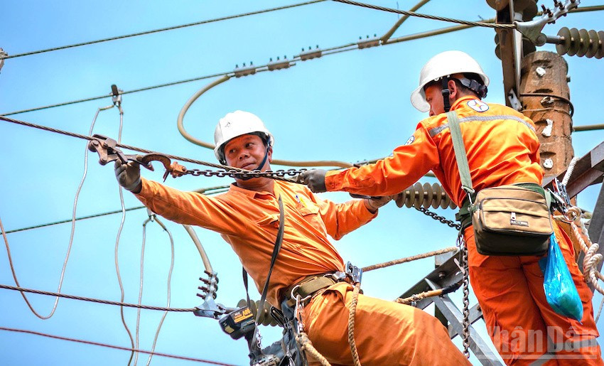 Để bảo đảm cung cấp điện cho năm 2025, EVNCPC đã chủ động triển khai đồng bộ nhiều phương án, sẵn sàng trong mọi tình huống nhằm cung cấp điện an toàn, liên tục, hiệu quả. (Ảnh: ĐÌNH TĂNG)