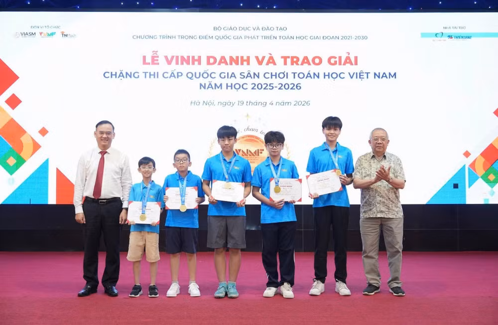 Trao giải nhất cho các học sinh từ khối 4 đến khối 9.