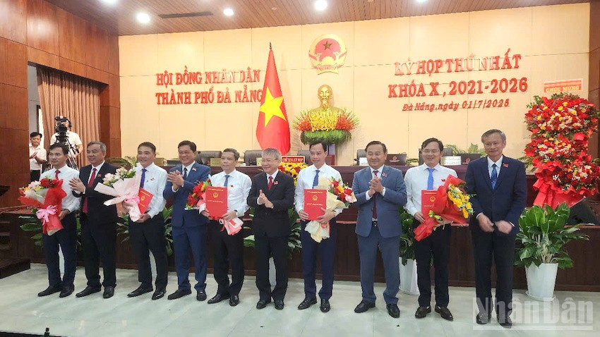 Lãnh đạo Hội đồng nhân dân thành phố Đà Nẵng trao Quyết định bổ nhiệm lãnh đạo các Ban của Hội đồng nhân dân thành phố (khóa X). ndo_br_hdndtp10.jpg