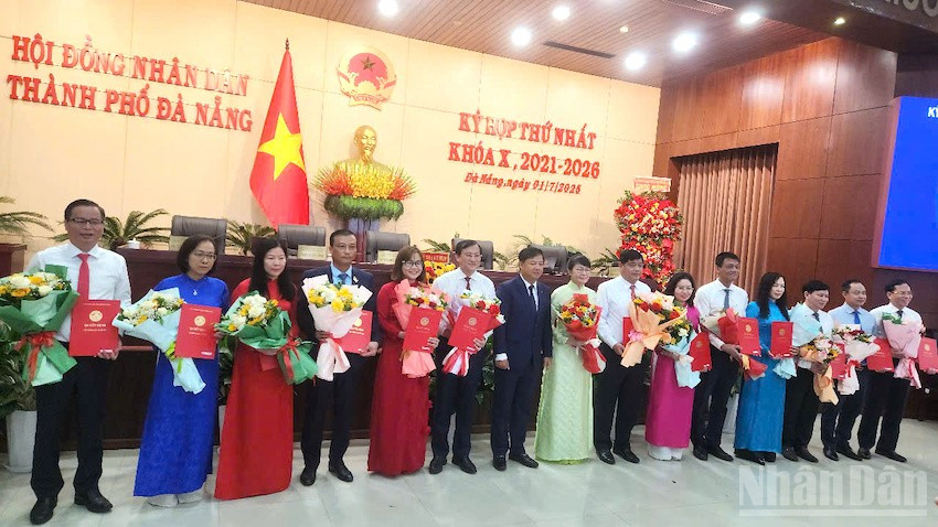 Lãnh đạo Ủy ban nhân dân thành phố Đà Nẵng trao quyết định bổ nhiệm và tặng hoa chúc mừng Giám đốc các sở, ngành thành phố (nhiệm kỳ 2021-2026). (Ảnh: ĐÌNH TĂNG) ndo_br_hdndtp9.jpg