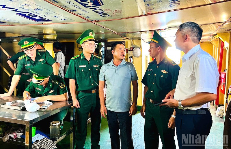 Tại trạm Biên phòng cửa khẩu cảng Tiên Sa, Ban chỉ huy Biên phòng cửa khẩu cảng Đà Nẵng và lãnh đạo phường Sơn Trà đã tới thăm hỏi các ngư dân gặp nạn. (Ảnh: ĐÌNH TĂNG) ndo_br_bp13.jpg