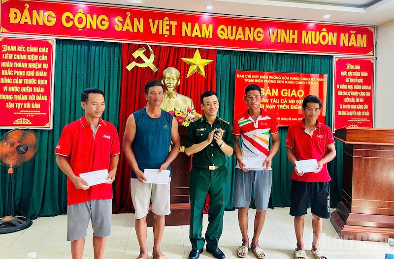 Ban chỉ huy Biên phòng cửa khẩu cảng Đà Nẵng tặng quà và động viên các ngư dân. (Ảnh: ĐÌNH TĂNG)