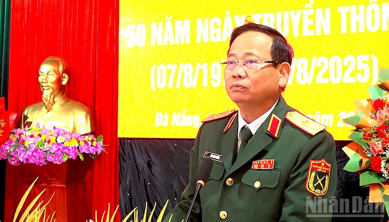 Thiếu tướng Hứa Văn Tưởng, Phó Tư lệnh Quân khu 5 phát biểu chỉ đạo tại buổi lễ. (Ảnh: ĐÌNH TĂNG)