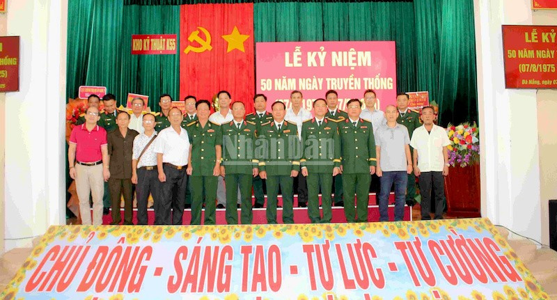 Các đại biểu chụp ảnh lưu niệm tại buổi lễ. (Ảnh: ĐÌNH TĂNG) ndo_c_qk54.jpg