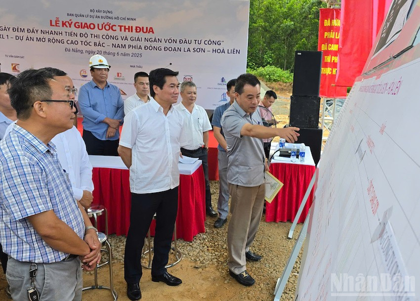 Ông Nguyễn Vũ Quý, Giám đốc Ban Quản lý dự án đường Hồ Chí Minh báo cáo Dự án với Thứ trưởng Nguyễn Tường Văn. (Ảnh: ĐÌNH TĂNG) ndo_br_caotic1.jpg