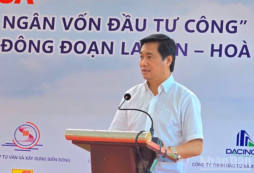 Thứ trưởng Xây dựng Nguyễn Tường Văn phát biểu tại buổi lễ. (Ảnh: ĐÌNH TĂNG)