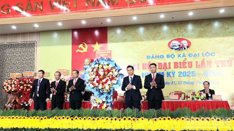 Đại diện lãnh đạo thành phố Đà Nẵng tặng hoa chúc mừng Đại hội. (Ảnh: ĐÌNH TĂNG) ndo_br_dloc2.jpg