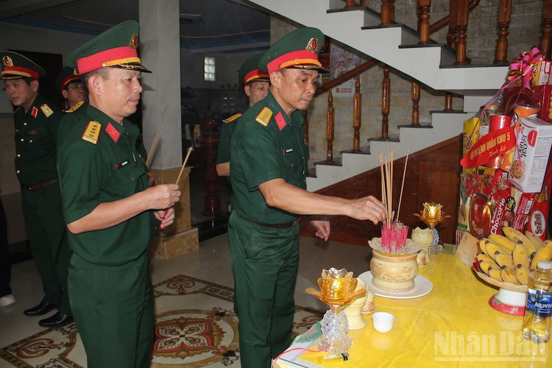 Các đại biểu dâng hương Mẹ Việt Nam Anh hùng Lê Thị Trị (con gái Mẹ Việt Nam Anh hùng Nguyễn Thị Thứ). (Ảnh: ĐÌNH TĂNG) ndo_br_btl10-1.jpg