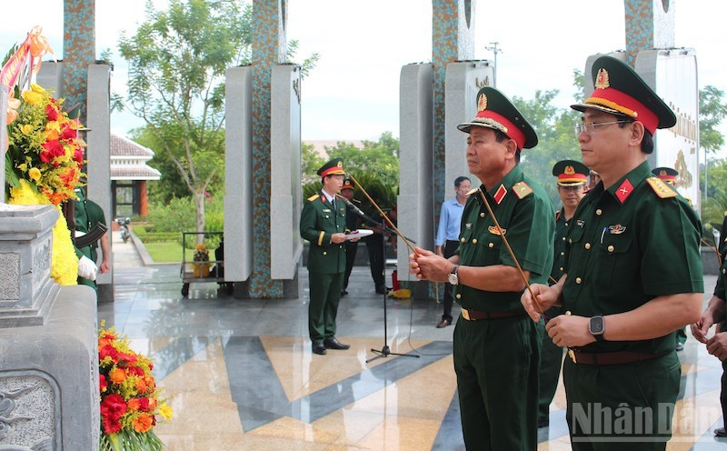 Cán bộ, chiến sĩ Quân khu 5 dâng hương tại Nghĩa trang liệt sĩ thành phố Đà Nẵng và Tượng đài Mẹ Việt Nam Anh hùng (tại phường Quảng Phú). (Ảnh: ĐÌNH TĂNG) ndo_br_btl3-3.jpg