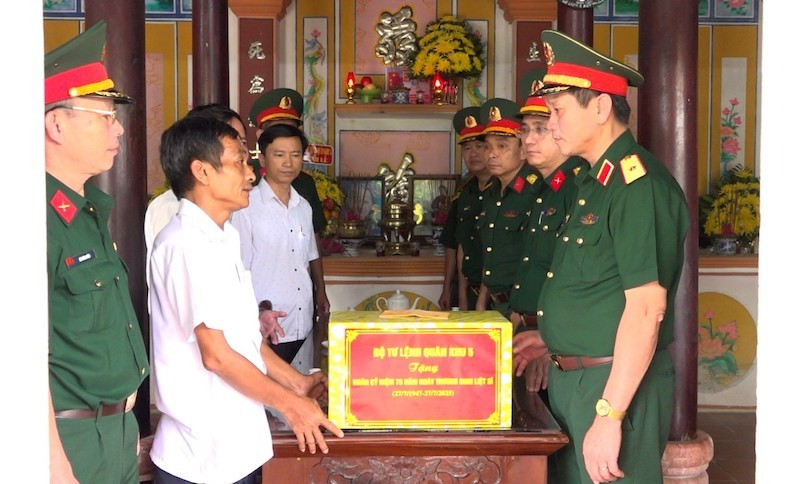 Bộ Tư lệnh Quân khu tặng quà gia đình Mẹ Việt Nam Anh hùng Nguyễn Thị Thứ. (Ảnh: ĐÌNH TĂNG) btl8-1.jpg